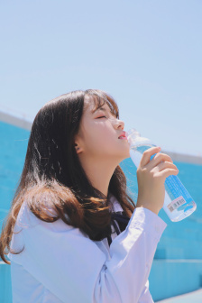 我是爸爸的女人中字头小姑娘